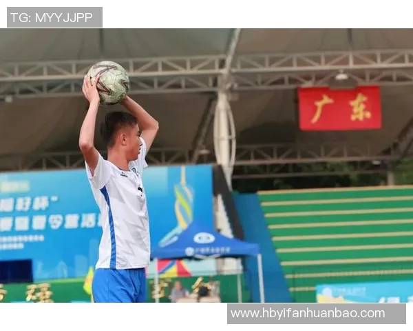 足球明星在绿茵场上挥洒汗水展现风采与激情的精彩瞬间 足球明星在绿茵场上挥洒汗水展现风采与激情的精彩瞬间